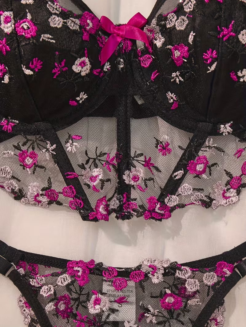 Lace Lingerie Set – Embroidered Bra & Panty | Lingeress